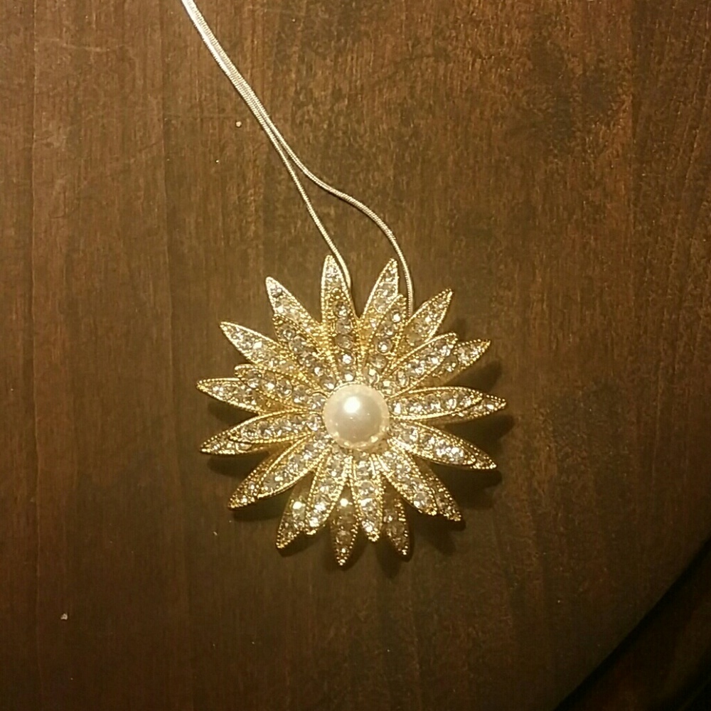 Golden Toned CZ and Faux Pearl Star Necklace - Picture 2 of 4