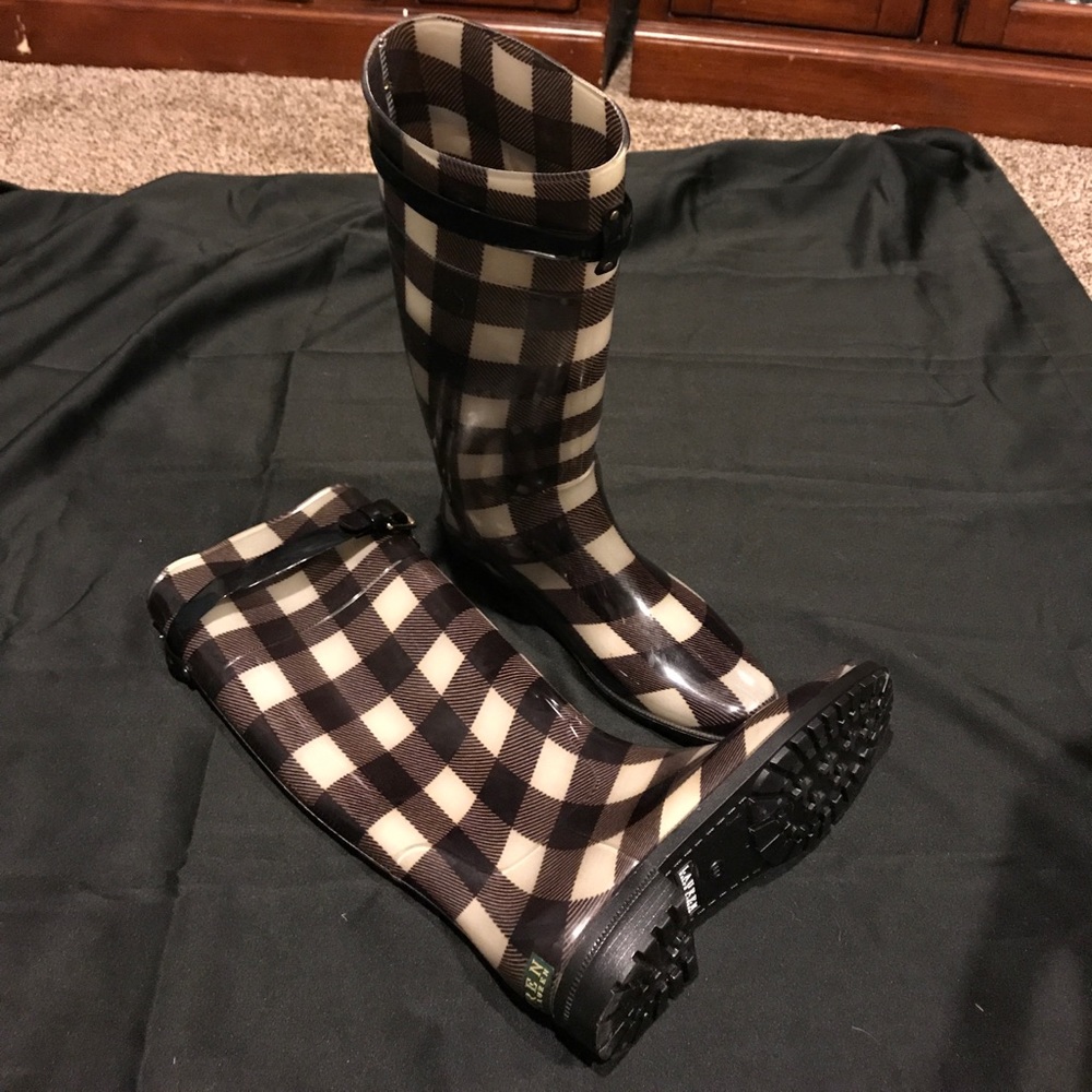 Lauren Ralph Lauren Rain booths