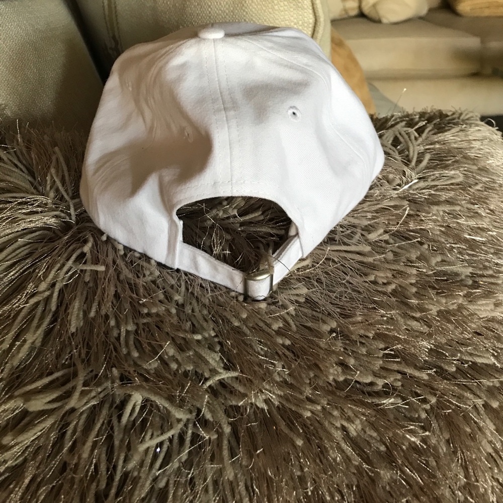 White hat - Picture 3 of 4