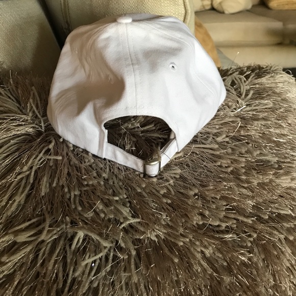 White hat - Picture 3 of 4