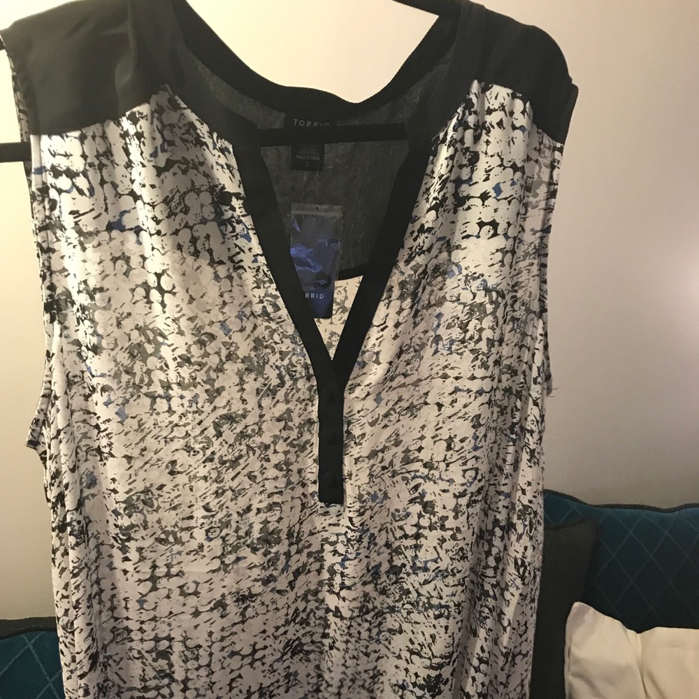 Sleeveless chiffon dress shirt
