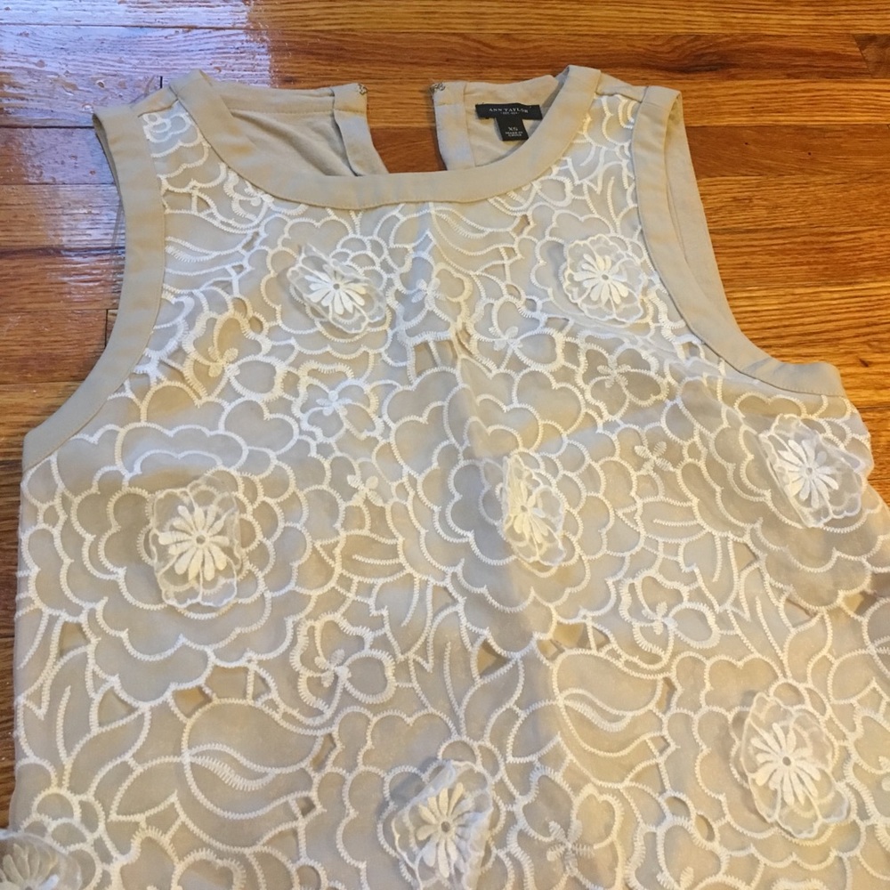 ANN TAYLOR: Size XS, Cream / White Lace