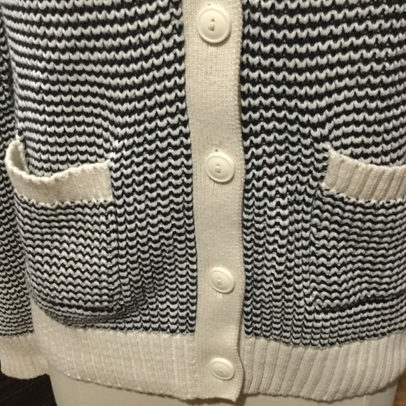 Button down sweater - Picture 2 of 3