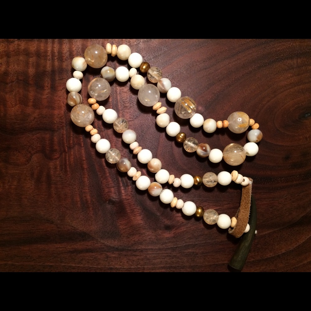 Gorgeous necklace unique closure