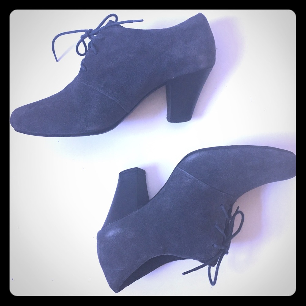 Clarks Dark Blue Suede 2 inch Heel Shoes Size 9.5