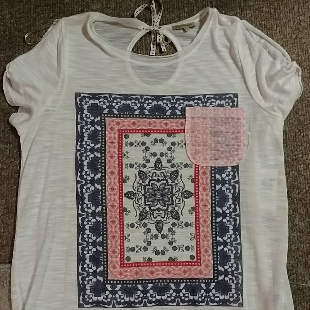 Cold shoulder tee