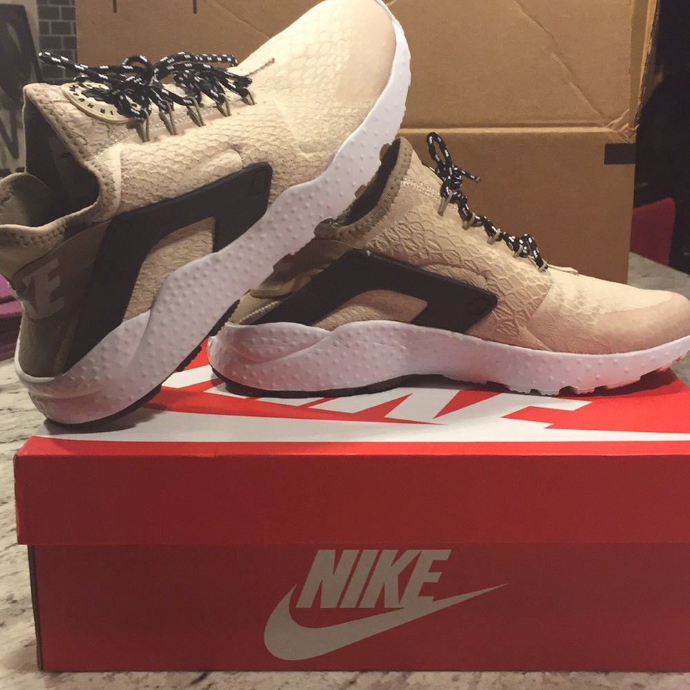 Women's Air Huarache Run Ultra Size 8.5