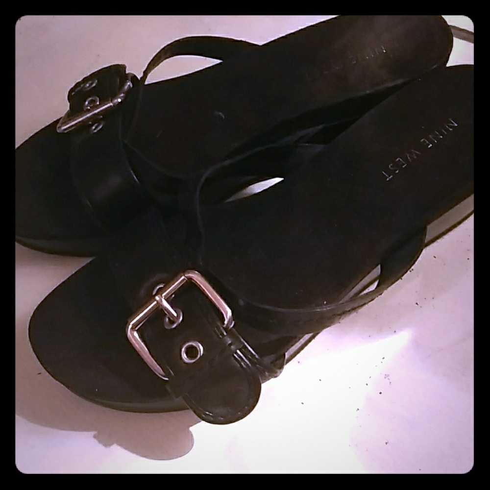 Nine west black buckle rolemo wedge sandals