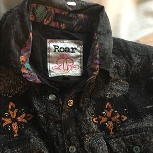 Roar shirt size medium