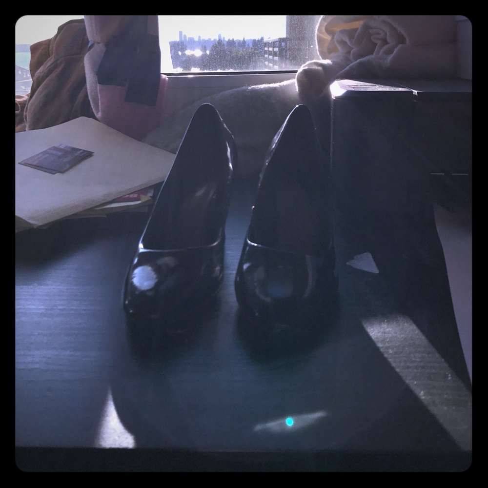 Short skinny black heels