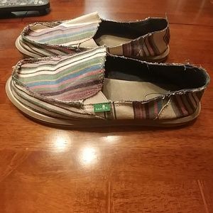 EUC SANUK SHOES VERY CUTE SIZE 8