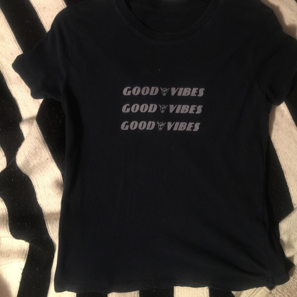 Dark blue "Good Vibes" t-shirt🌊🌸🤙