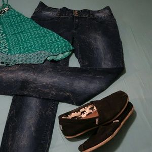 Soft high-wait jeans, distressed, regular length