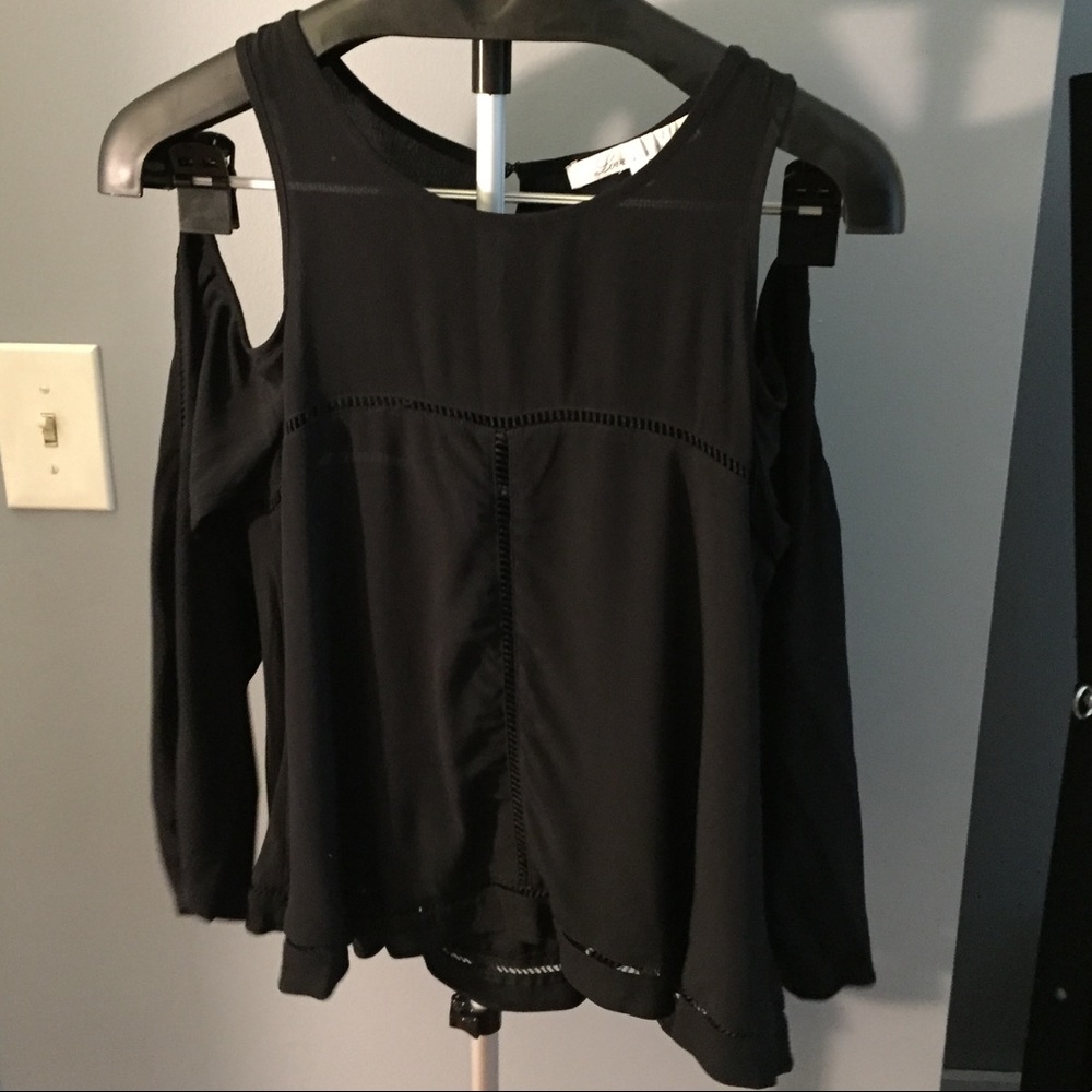 Cold shoulder crop with see through detail