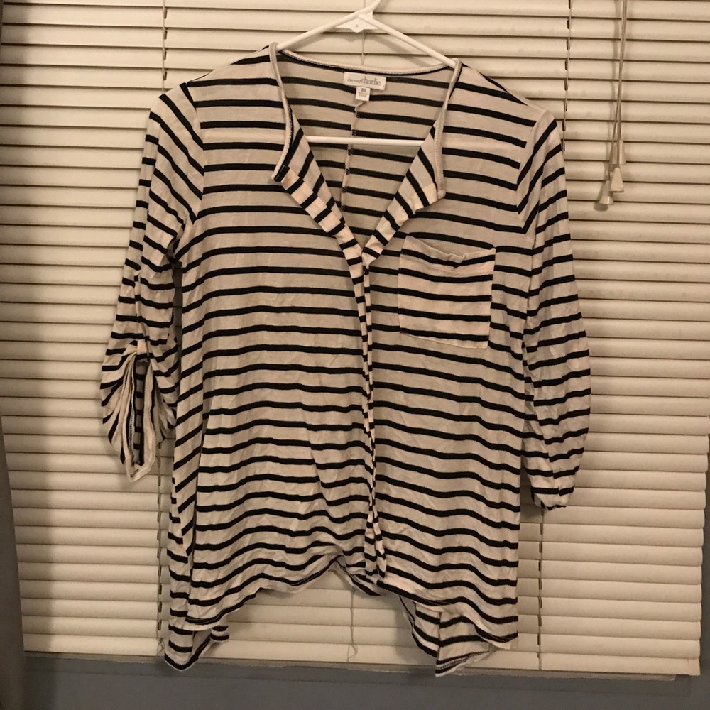 Striped quarter sleeve shirt.