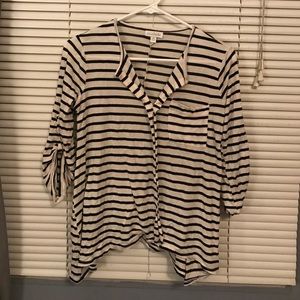Striped quarter sleeve shirt.