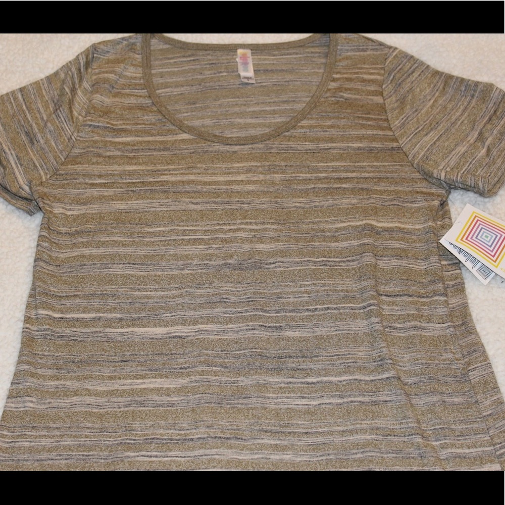 NWT LulaRoe Classic Tee