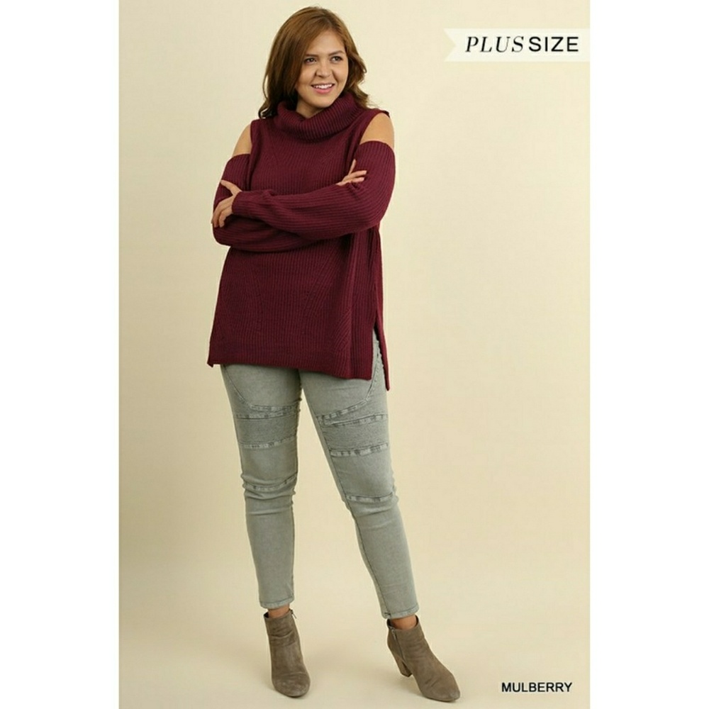 ▫️SOLD OUT▫️Plus Size Cold Shoulder Sweater - Picture 2 of 8