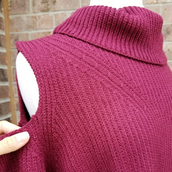 ▫️SOLD OUT▫️Plus Size Cold Shoulder Sweater - Picture 6 of 8