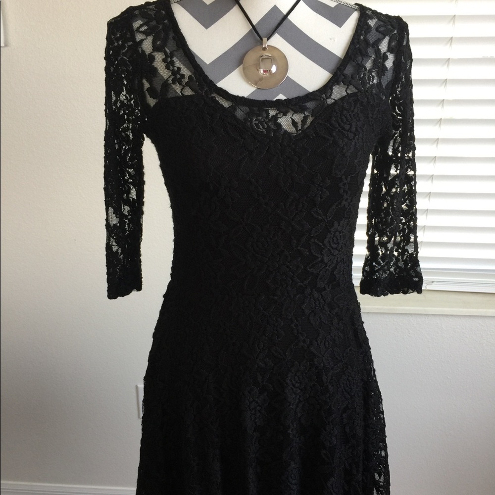 2B Bebe Black Lace Sweetheart/Scoop Neck Dress