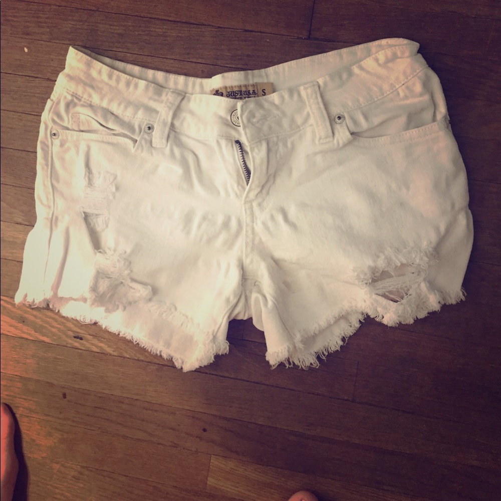 Distressed white jean shorts with elasticity