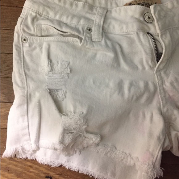 Distressed white jean shorts with elasticity - Picture 2 of 4