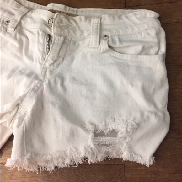 Distressed white jean shorts with elasticity - Picture 3 of 4