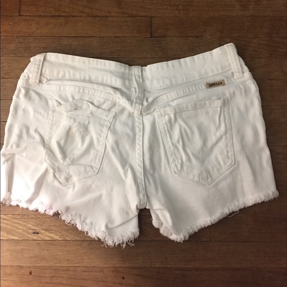 Distressed white jean shorts with elasticity - Picture 4 of 4