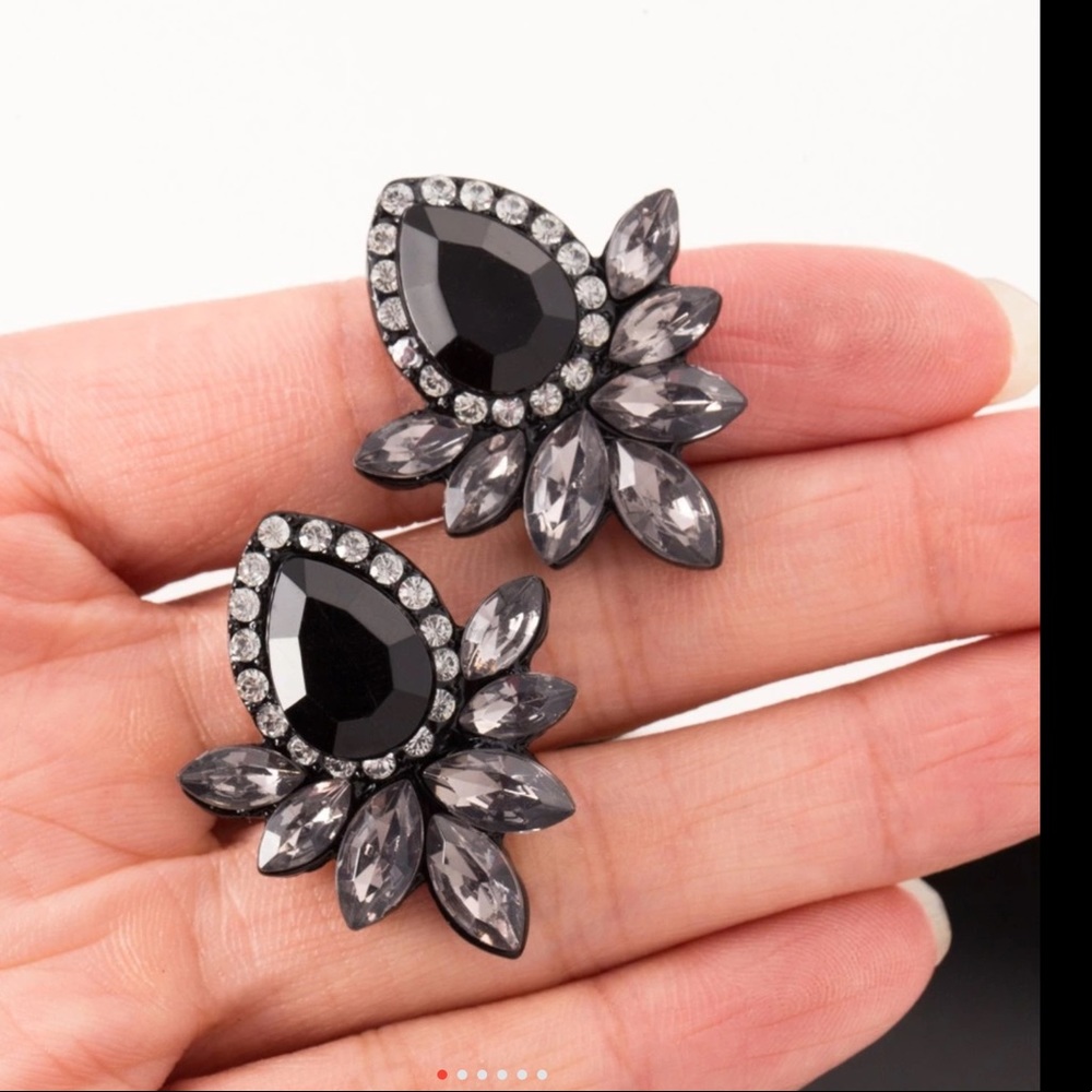 🎉🎉HOST PICK🎁🎁Rhinestone Gray/Pink/Black studs - Picture 4 of 7
