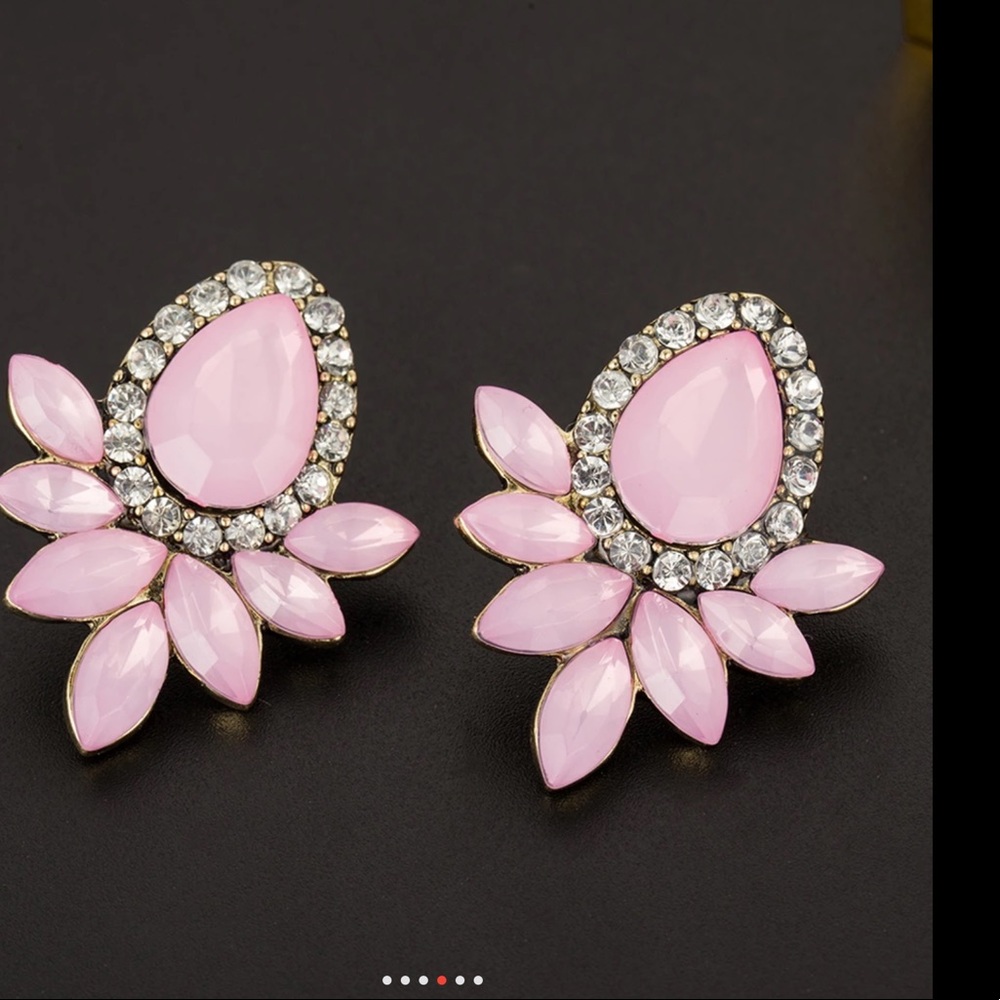 🎉🎉HOST PICK🎁🎁Rhinestone Gray/Pink/Black studs - Picture 3 of 7