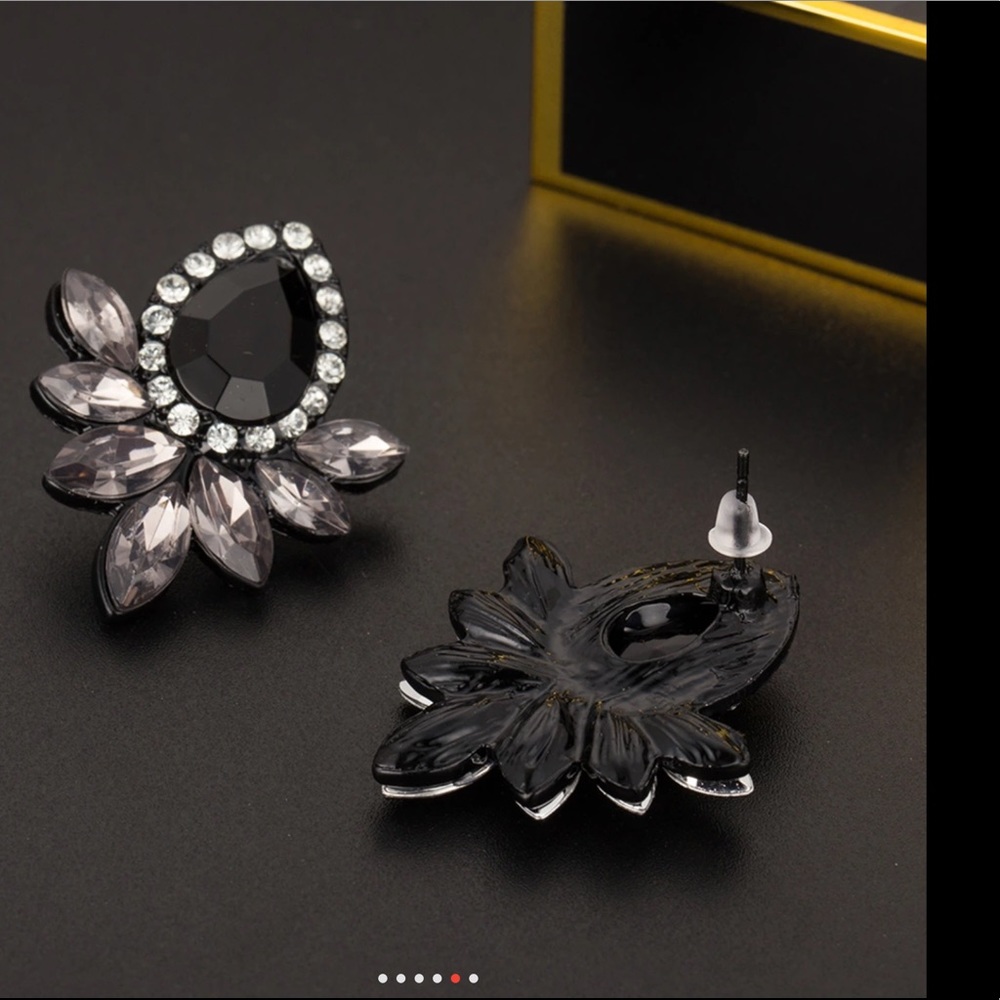 🎉🎉HOST PICK🎁🎁Rhinestone Gray/Pink/Black studs - Picture 7 of 7