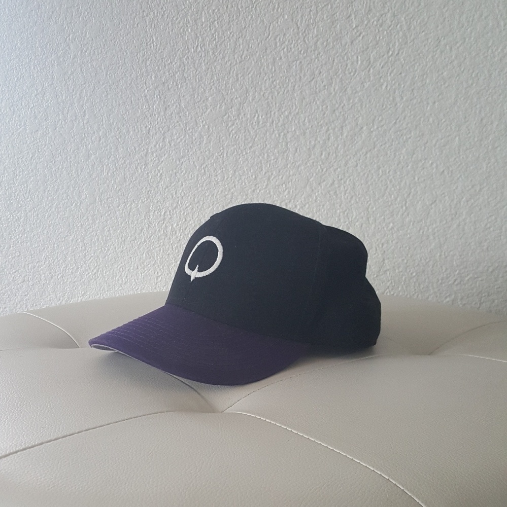 Black Q Marquee Trucker Lid