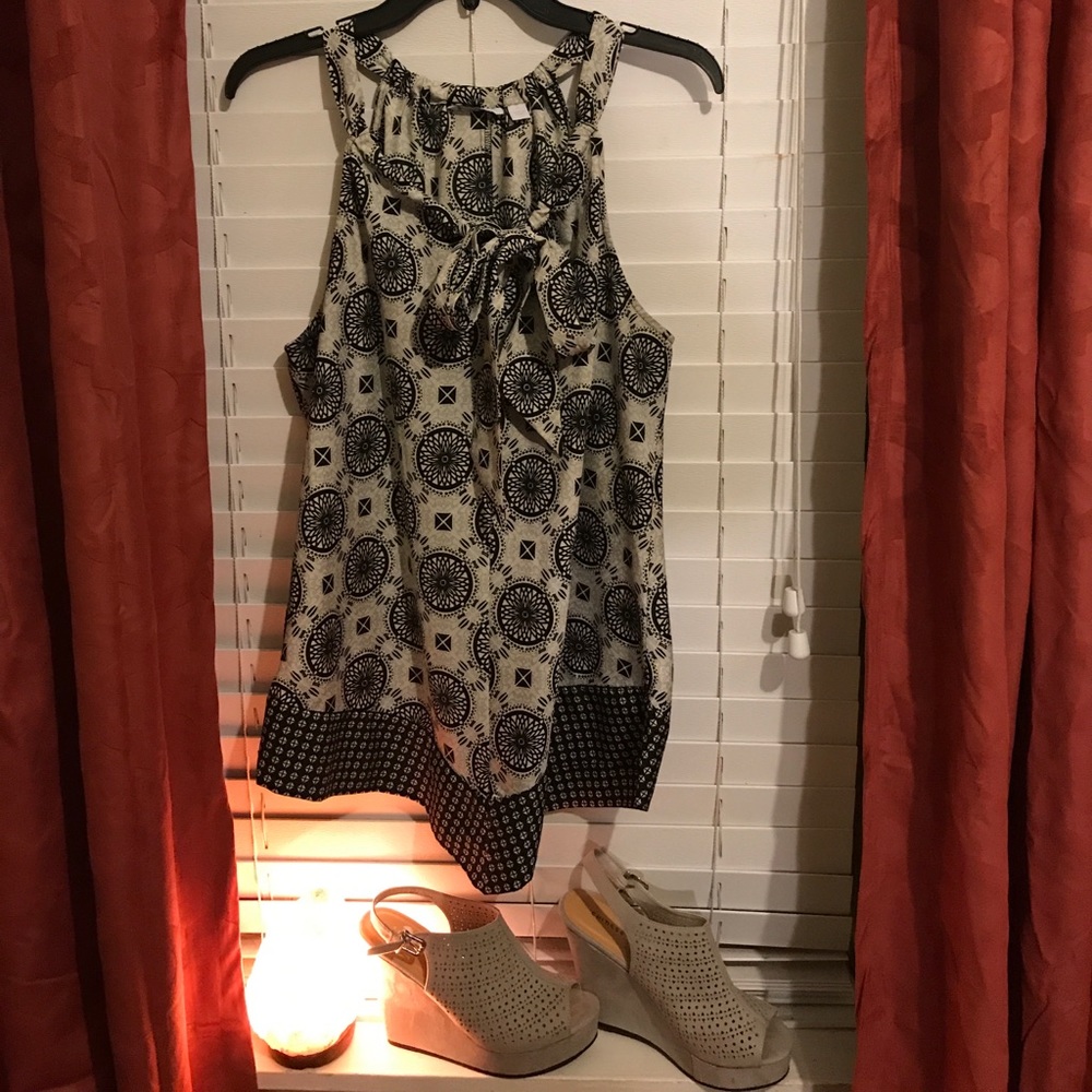 Black and gray shirt from New York & Co. size Xl