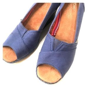 💙Tom's size 8 periwinkle peep toe wedges! 💙