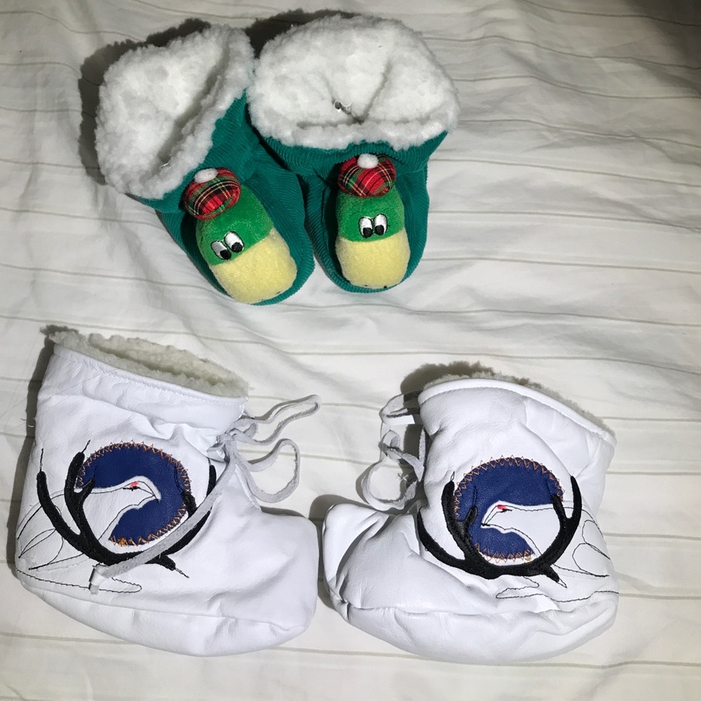 🎉🎉2 pairs of baby toddler booties👶👶