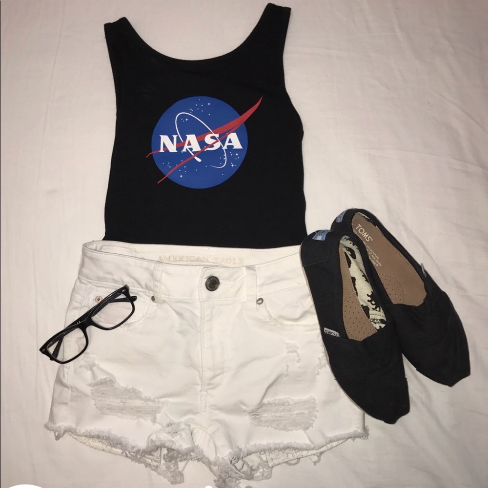 White high-rise shorts 💛