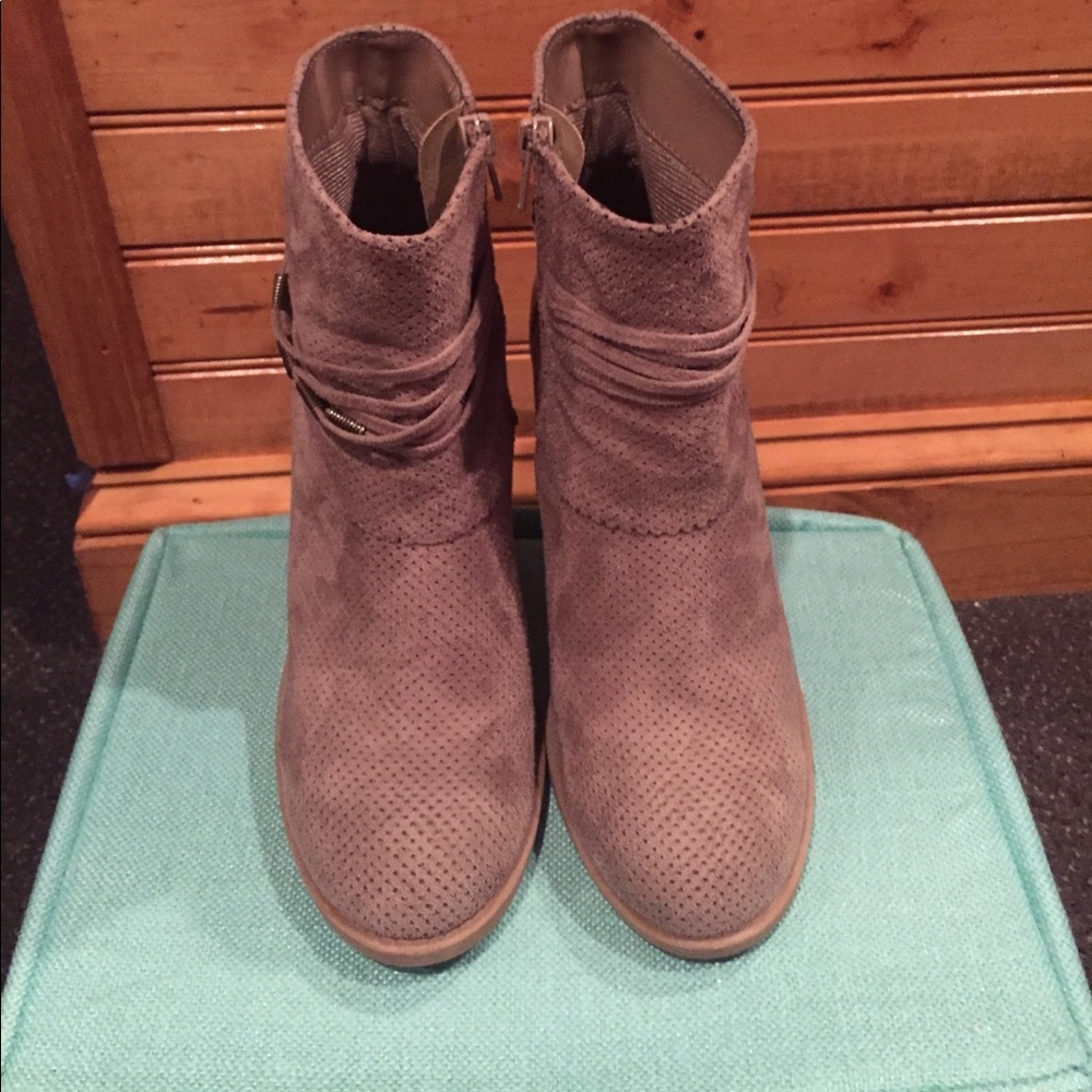 Tan Suede Booties! 🖤 - Picture 2 of 6