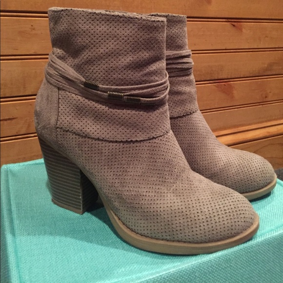 Soda Shoes - Tan Suede Booties! 🖤