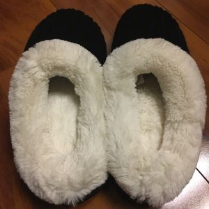 Dearform size 7 black & white knit clog slippers
