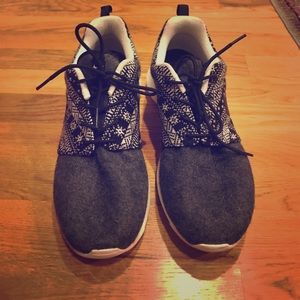 Black and Grey Nike Roshe Run Sneakers