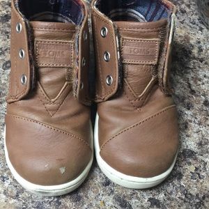 Toddler boy Toms paseo