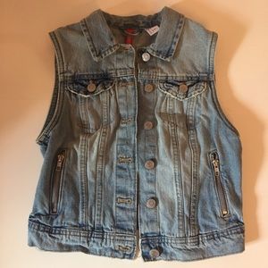 Jean jacket with zippers