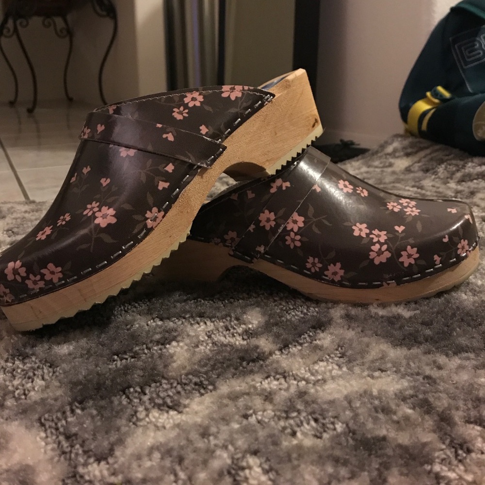 Cape Clogs