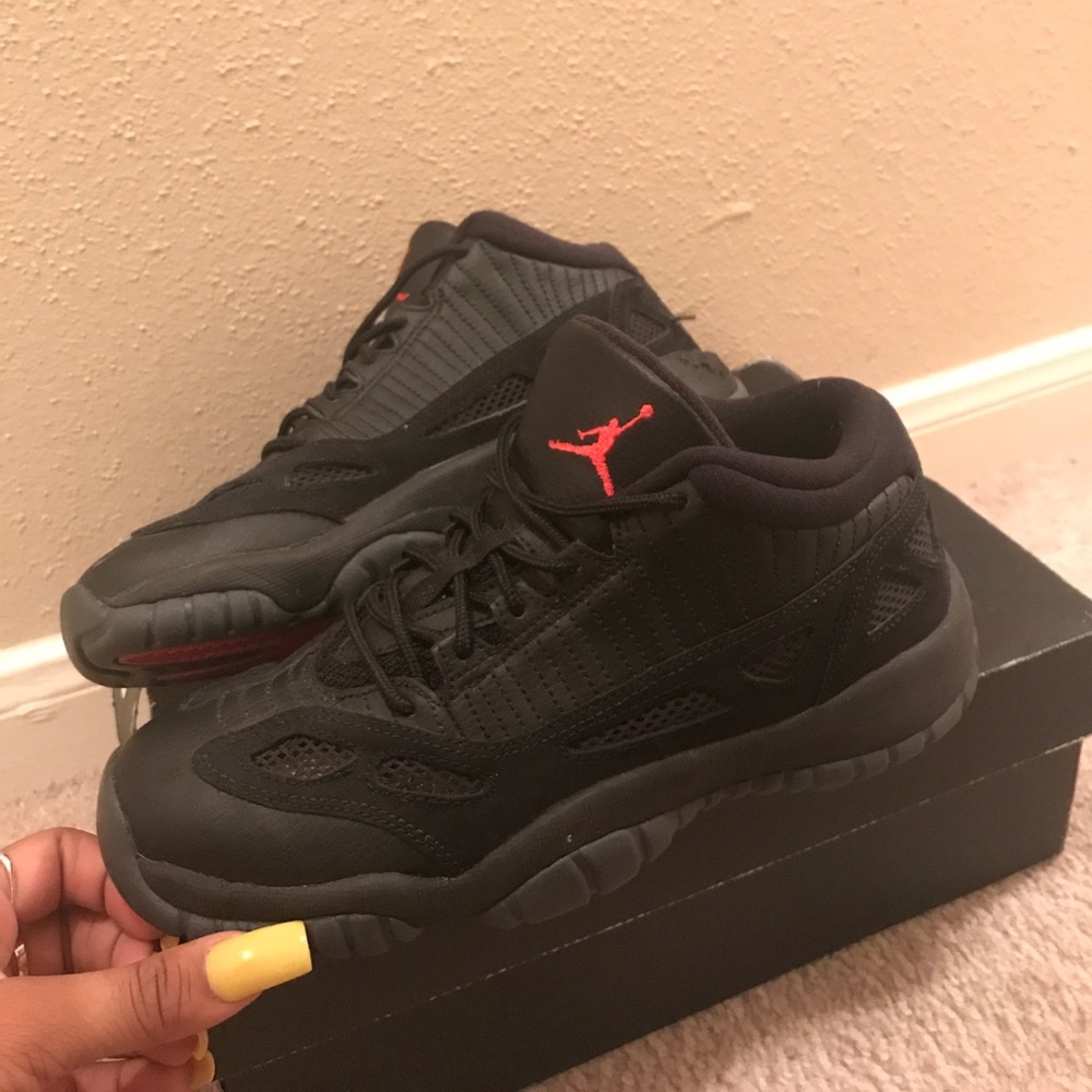 Air Jordan 11 Retro Low "Referee"