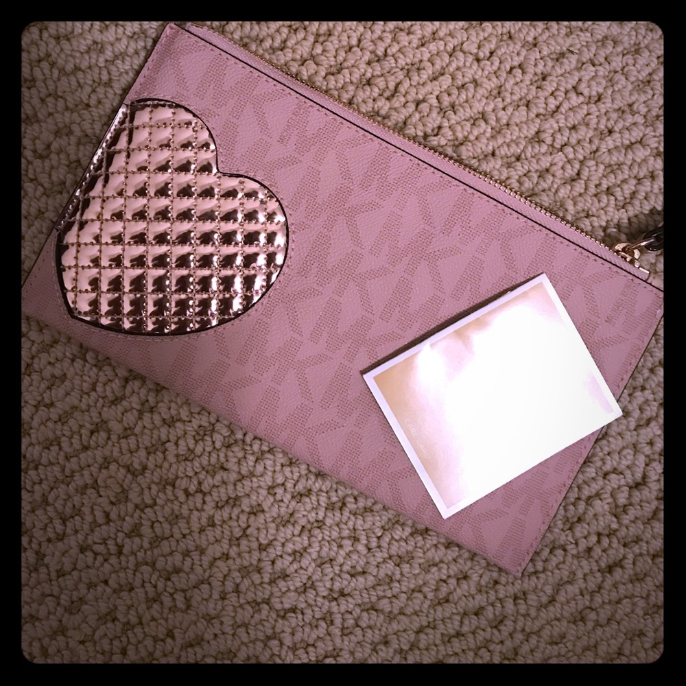 NWT MICHAEL KORS Pink LG Heart Zip clutch  ❤️