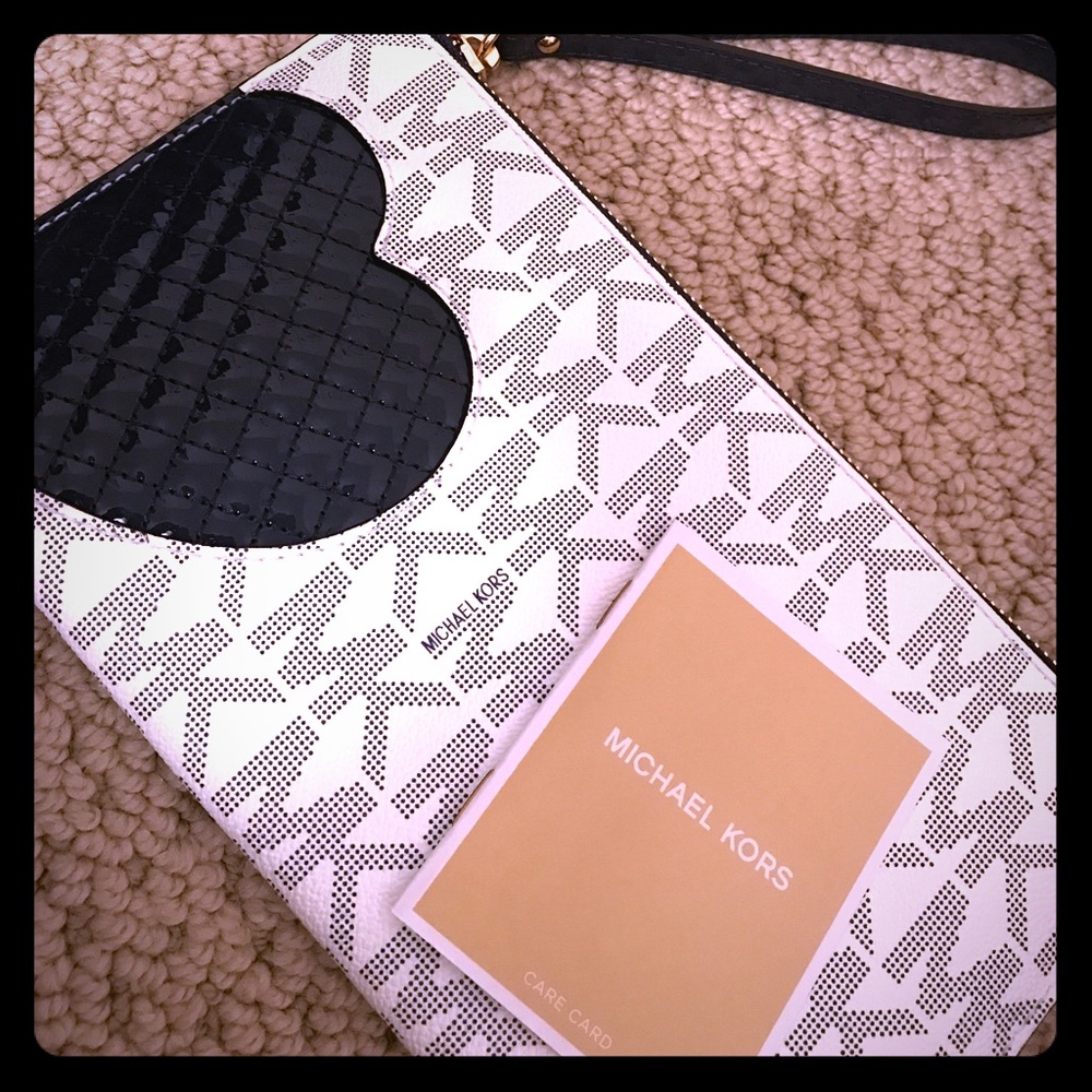 Micheal KORS Navy & White Large Heart Zip Clutch