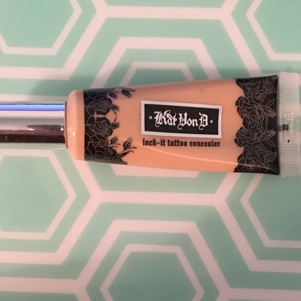 Kat Von D lock-it tattoo concealer in light 18