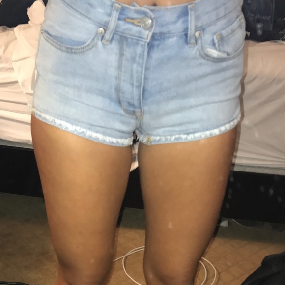 Brandy Melville Lightwash Denim Shorts - Picture 2 of 4