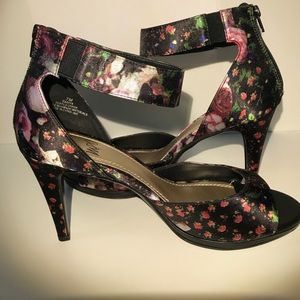 FLORAL PRINT ANKLE STRAP HEELS SIZE 7