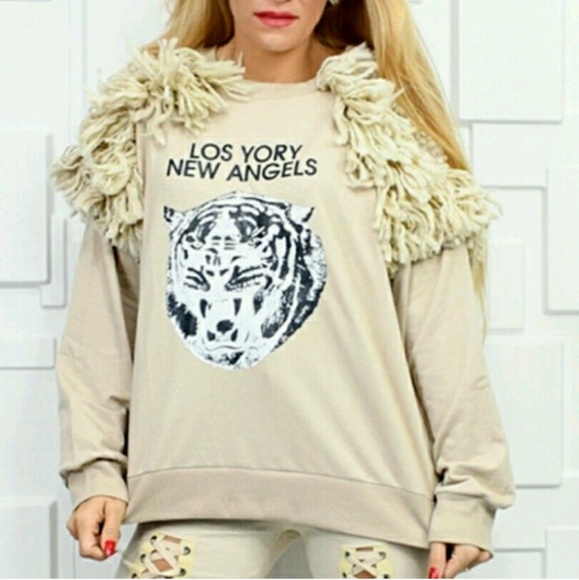 🛑LAST 1🛑 SASSY LIONESS SWEATSHIRT - Picture 3 of 4